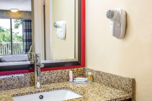 Days Inn by Wyndham Fort Lauderdale Airport Cruise Port image 19