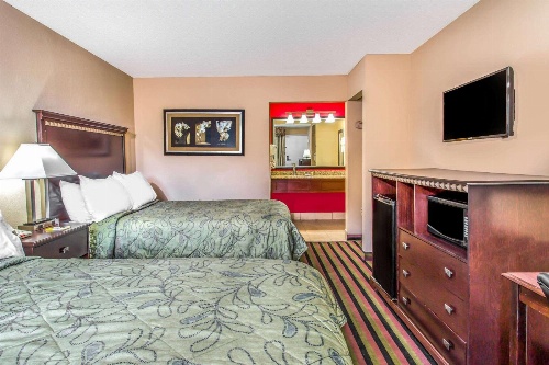 Days Inn by Wyndham Fort Lauderdale Airport Cruise Port image 3