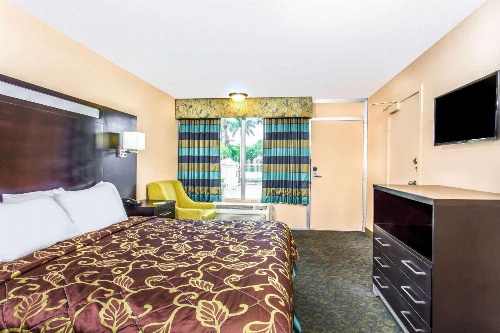 Days Inn by Wyndham Fort Lauderdale Airport Cruise Port image 4
